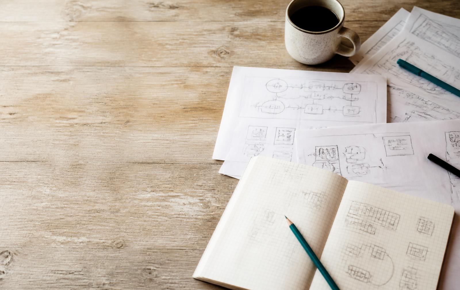 Diagramas de proceso anotados sobre una mesa de trabajo de análisis.