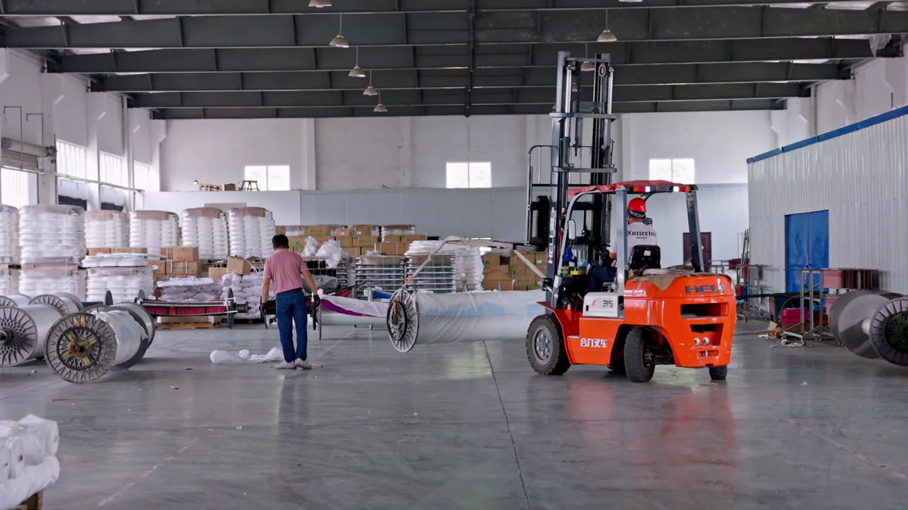 Personas trabajando y moviendo mercancías en un almacén.
